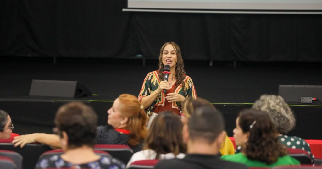 No auditório da Semed, palestra orienta servidores do Dage sobre relações profissionais