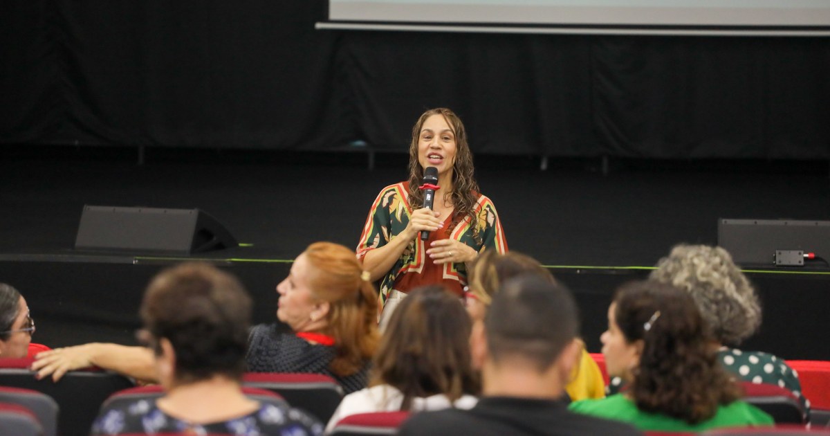 No auditório da Semed, palestra orienta servidores do Dage sobre relações profissionais