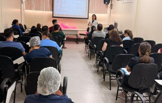 Equipe da Moura Tapajóz revisa atendimento neonatal em sessão científica