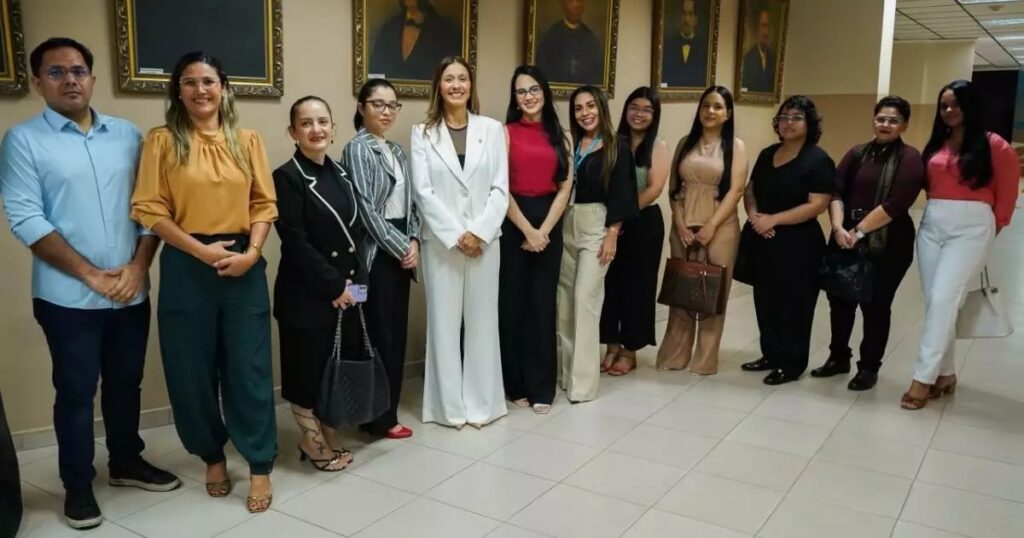 Acadêmicos observam aplicação prática do Direito durante visita ao Legislativo de Manaus