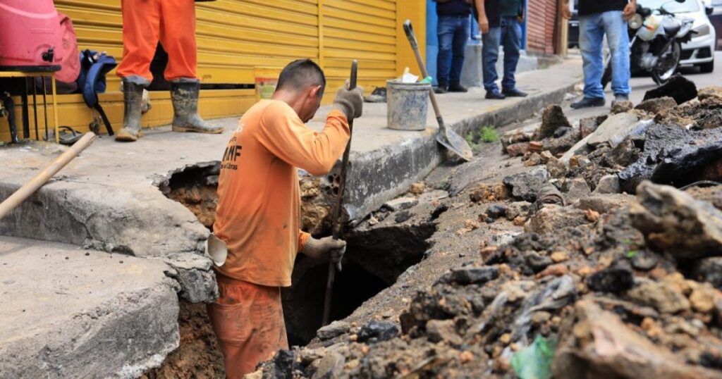 Drenagem da rua São Pedro entra em recuperação emergencial após problema na tubulação