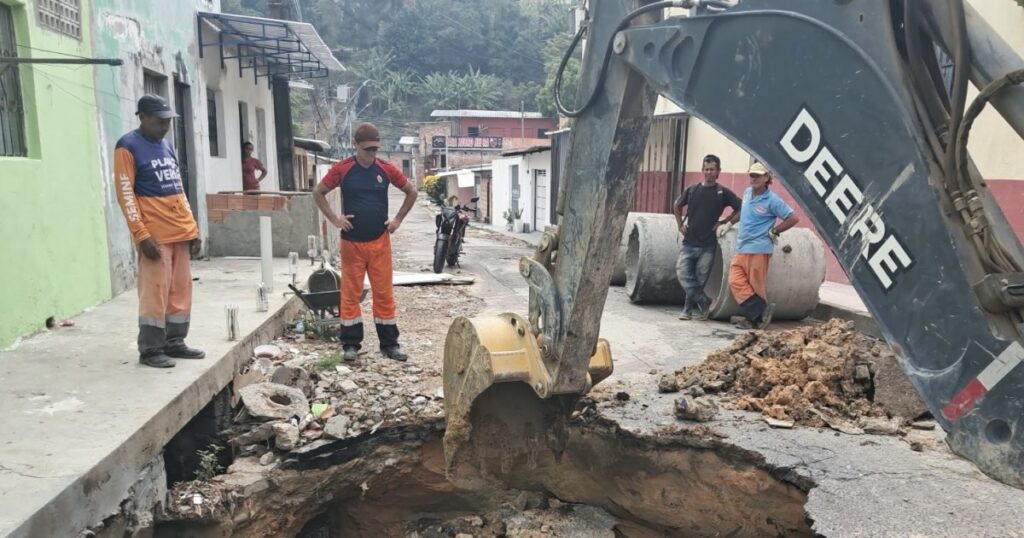 Drenagem rompida provoca cratera e leva à troca de tubos na Cidade Nova