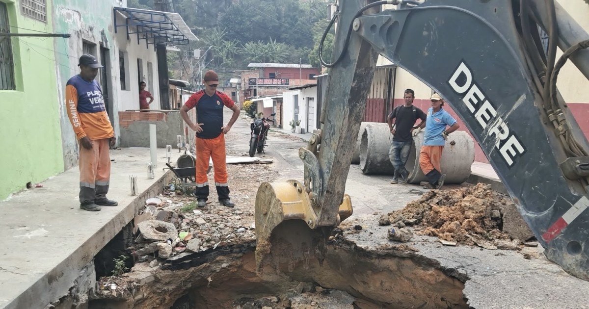 Drenagem rompida provoca cratera e leva à troca de tubos na Cidade Nova