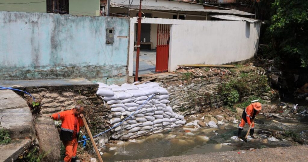 Leito de igarapé na rua Rio Napuiau recebe limpeza e barreira de rip-rap