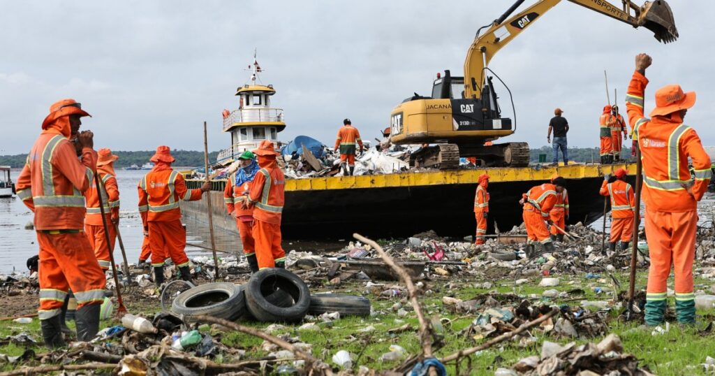 Serviço de limpeza na orla de Manaus ganha reforço durante a estiagem