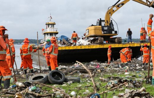 Serviço de limpeza na orla de Manaus ganha reforço durante a estiagem