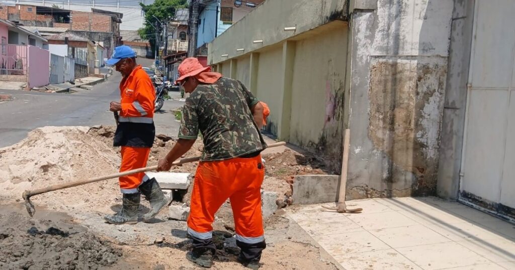Água da chuva orienta nova etapa de serviços na rua Pitimbu, em Manaus