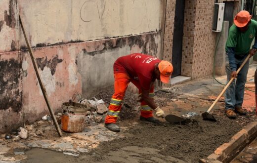 Trecho da rua Lima Bacuri passa por reparos após rompimento de drenagem