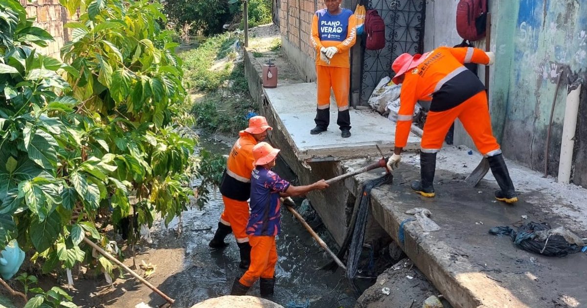 Limpeza da rua Dário Melo inclui retirada de resíduos de caixa coletora e tubulação