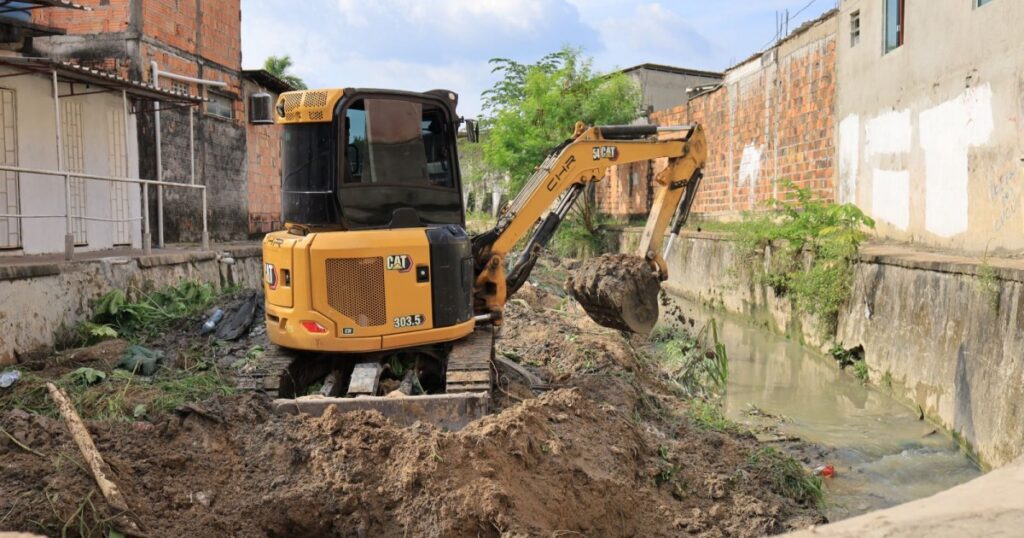 Ação da Seminf combina dragagem e orientação sobre descarte na Cidade de Deus