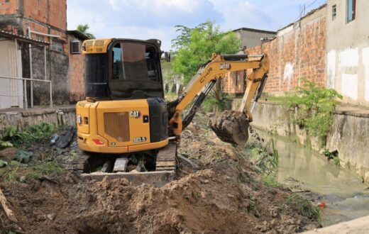 Ação da Seminf combina dragagem e orientação sobre descarte na Cidade de Deus