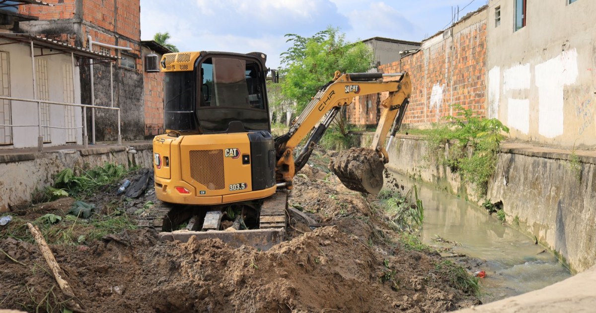 Ação da Seminf combina dragagem e orientação sobre descarte na Cidade de Deus