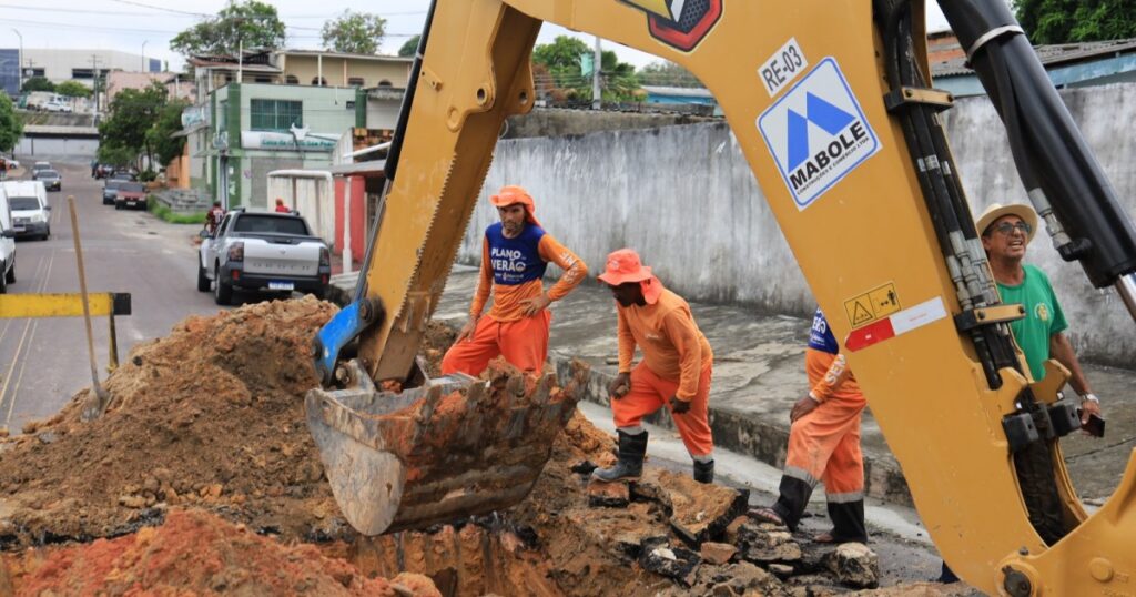 Reparo na avenida Penetração 2 combina escavação e troca de peças da drenagem