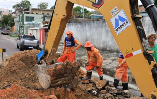 Reparo na avenida Penetração 2 combina escavação e troca de peças da drenagem
