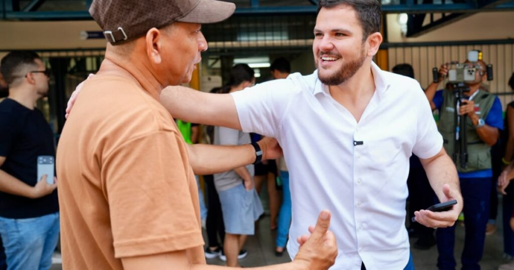 Após votar, prefeito de Manaus diz que manterá diálogo com governos eleito