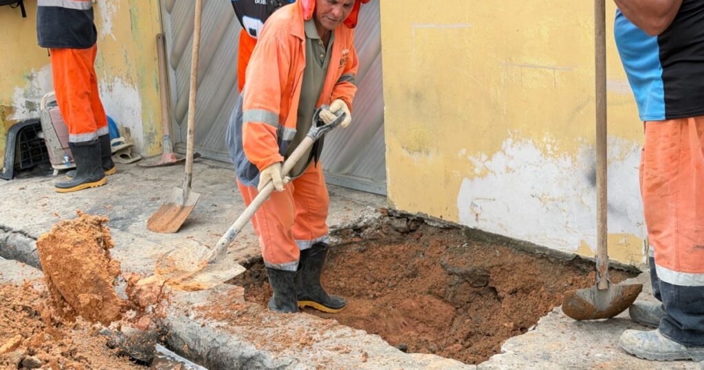 Rua São Luiz tem trecho escavado para manutenção de galeria no Coroado