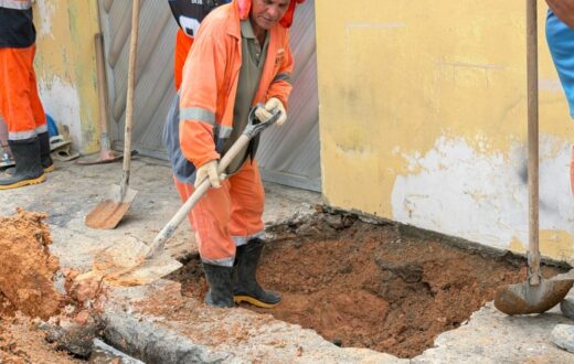 Rua São Luiz tem trecho escavado para manutenção de galeria no Coroado
