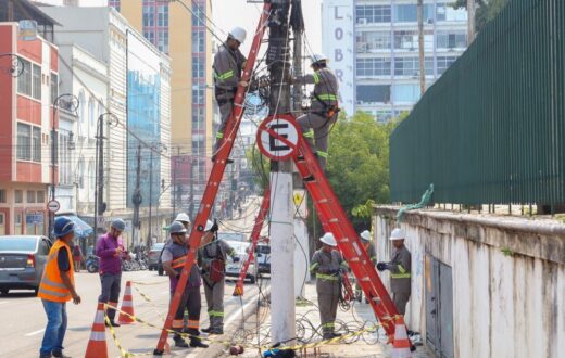 Cabos retirados do Centro Histórico de Manaus são levados para triagem em Adrianópolis