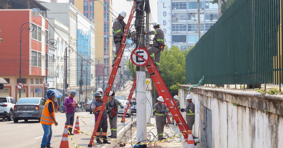 Cabos retirados do Centro Histórico de Manaus são levados para triagem em Adrianópolis