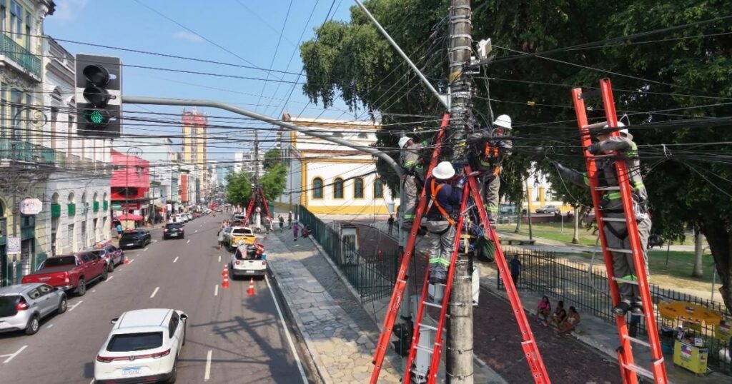 Após retirada de cabos obsoletos, Centro de Manaus terá organização da rede ativa