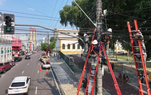 Após retirada de cabos obsoletos, Centro de Manaus terá organização da rede ativa