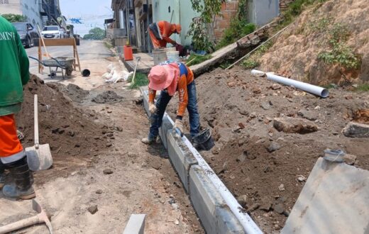 Intervenção na rua Cuniau prepara escoamento superficial após troca de cinco tubos