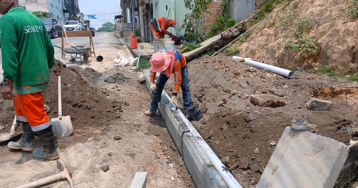 Intervenção na rua Cuniau prepara escoamento superficial após troca de cinco tubos