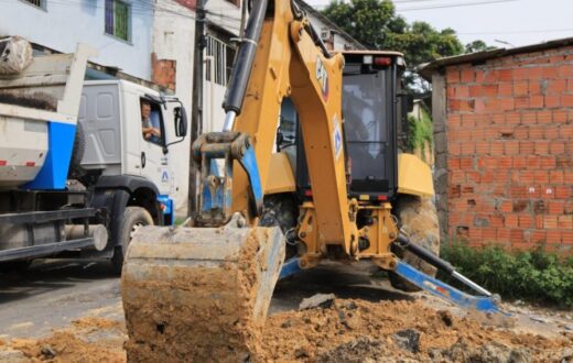 Moradores acompanham recuperação da drenagem na rua Uirapurus, em Manaus