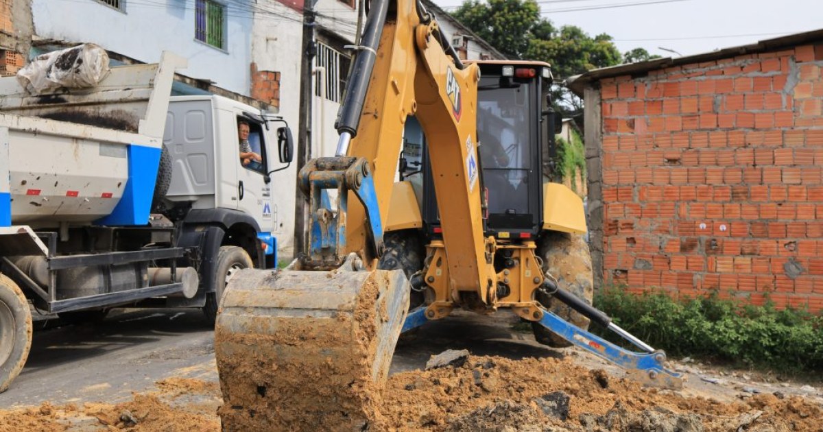 Moradores acompanham recuperação da drenagem na rua Uirapurus, em Manaus