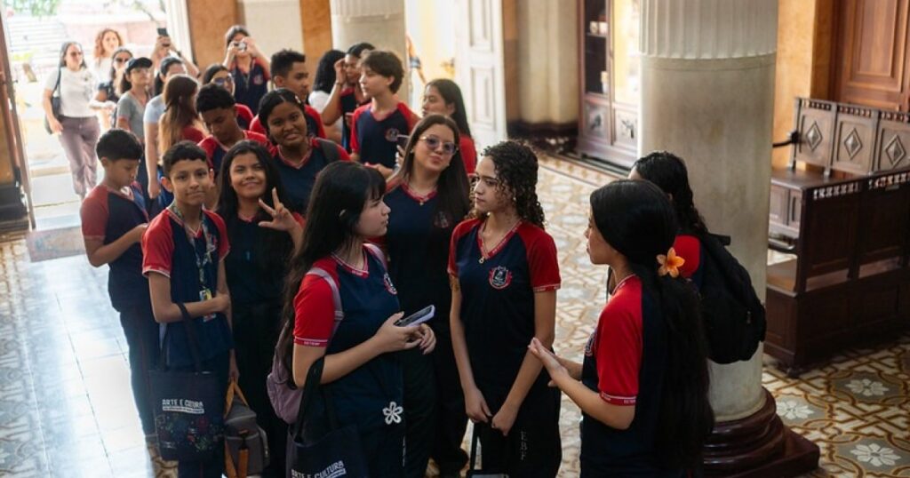 Projeto estadual combina atividades em sala e visitas a quatro espaços culturais no Amazonas