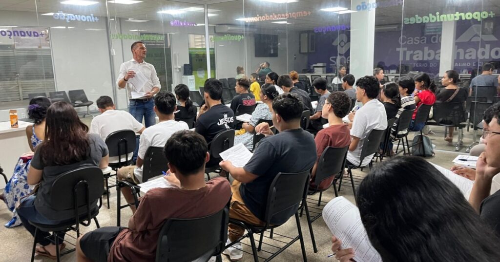 Curso em Manaus reúne trabalhadores e empreendedores para formação sobre atendimento