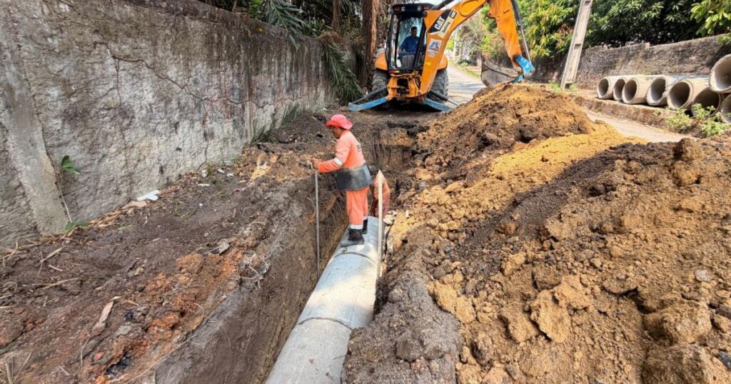 Obra na rua Abirité instala drenagem subterrânea e reconstrói caixa coletora