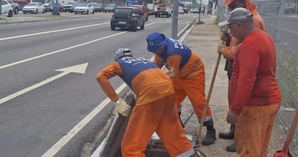 Seminf executa manutenção em caixas coletoras de avenida no bairro Flores, em Manaus