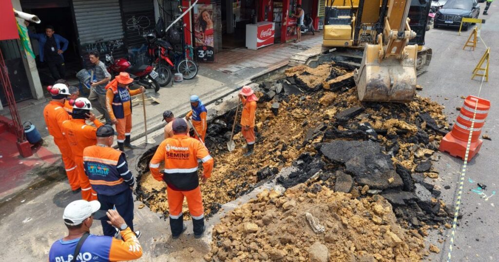 Operação na avenida Dom Pedro reúne reparo de drenagem e acompanhamento de tubulações