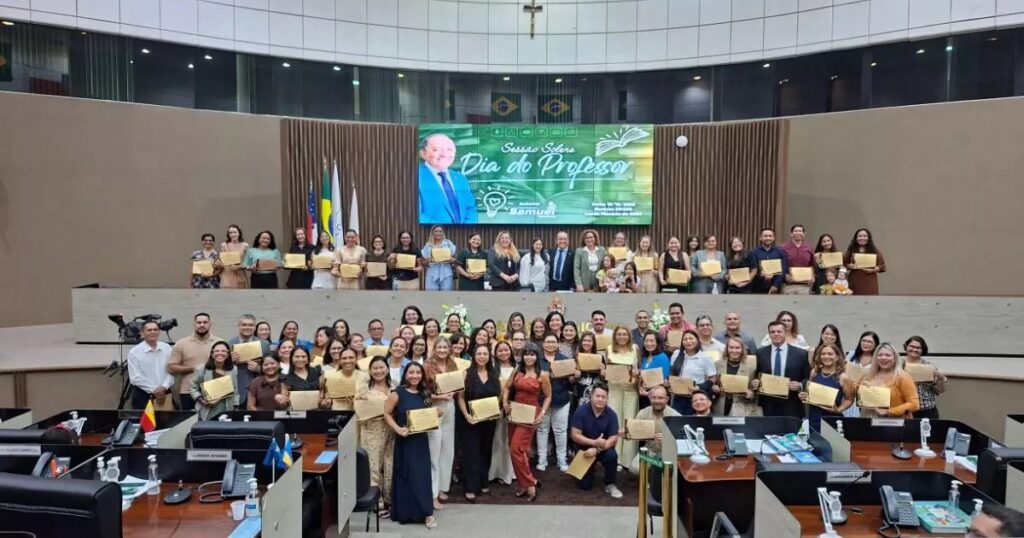 Além dos docentes, sessão em Manaus reconhece gestores e pedagogos no Dia do Professor