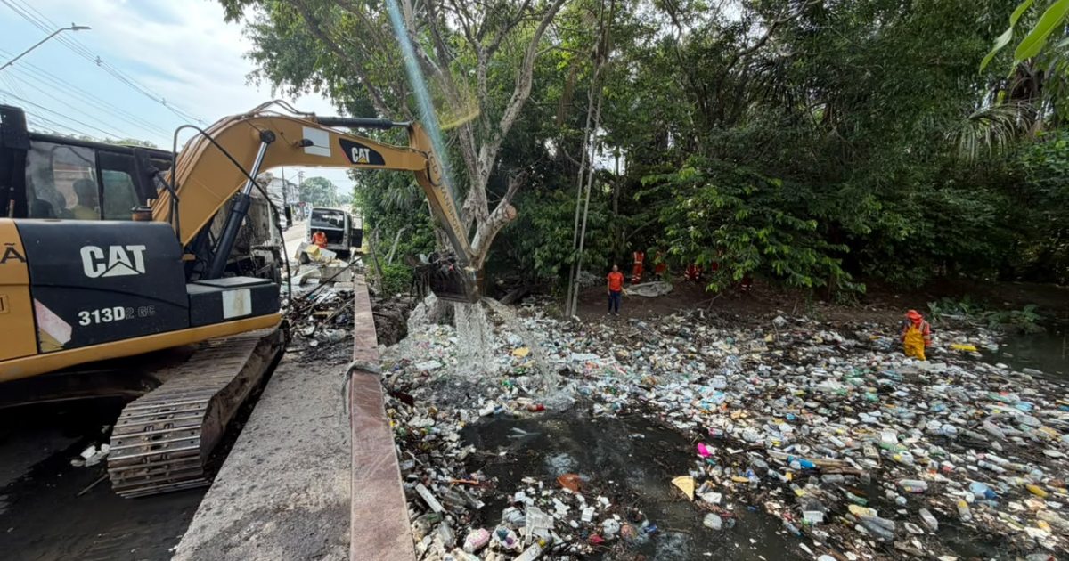 Moradora atribui a outros bairros chegada de lixo ao igarapé do Senador João Bosco