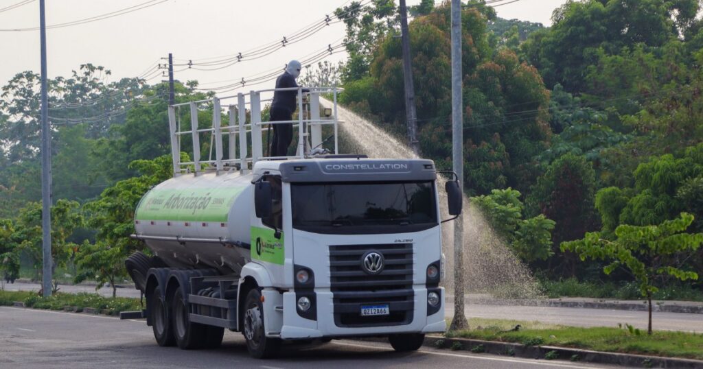 Semmas mantém irrigação de áreas verdes de Manaus de segunda a sábado